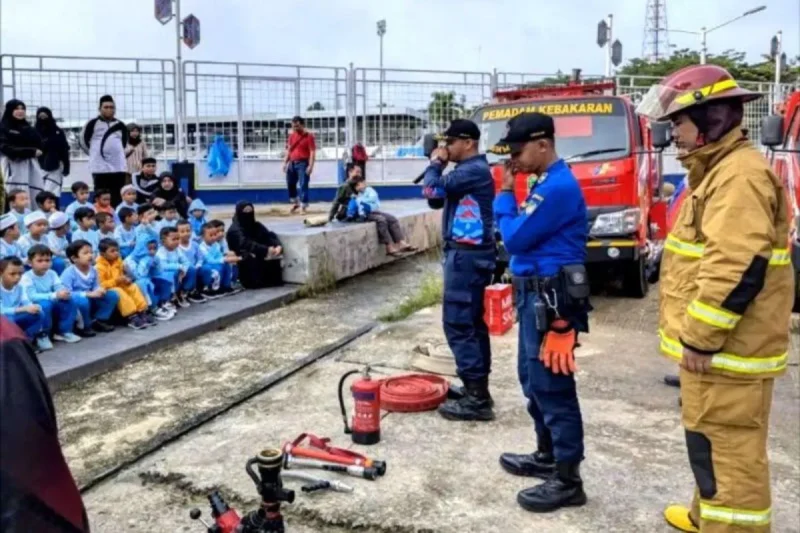 Personel Disdamkarmat Kabupaten Barito Utara.(ist : tegaklurus.net)