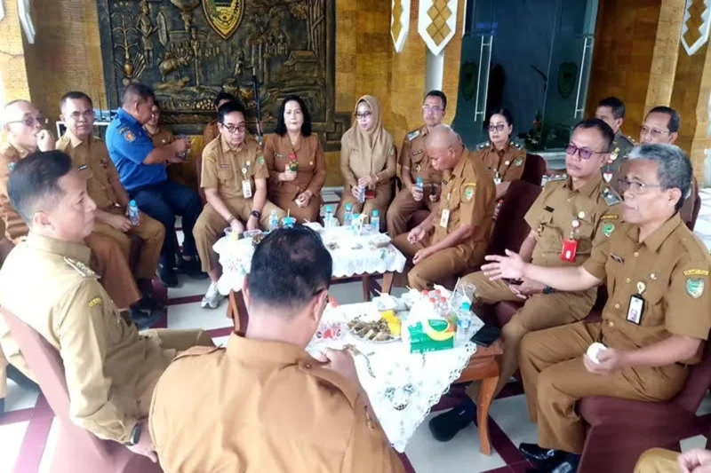 Pj Bupati Barito Utara Muhlis bersama para kadis, usai apel, Selasa, 8 April 2025.(ist/tegaklurus.net)