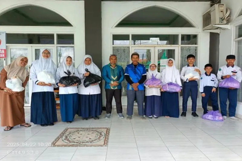Pengurus Daerah Muhammadiyah Kabupaten Barito Utara, melalui Muhammadiyah Disaster Management Center (MDMC) bersama Lazismu menggalang dan menyalurkan dana kepada warga terdampak banjir.(ist/PD Muhammadiyah)