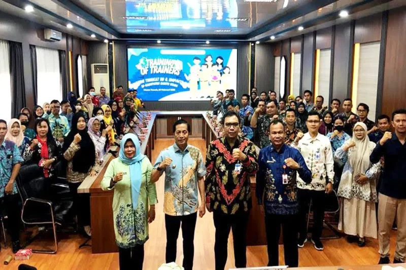Pj Bupati Barito Utara Muhlis bersama para guru peserta ToT.(ist : tegaklurus.net) 