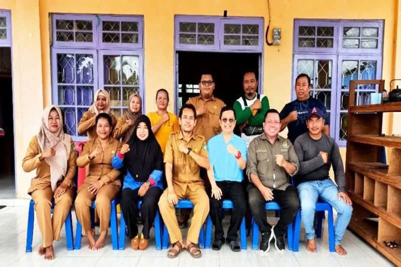 Taufik Nugraha bersama warga Desa Sei Rahayu II, Selasa, 12 Februari 2025.(ist : tegaklurus.net)