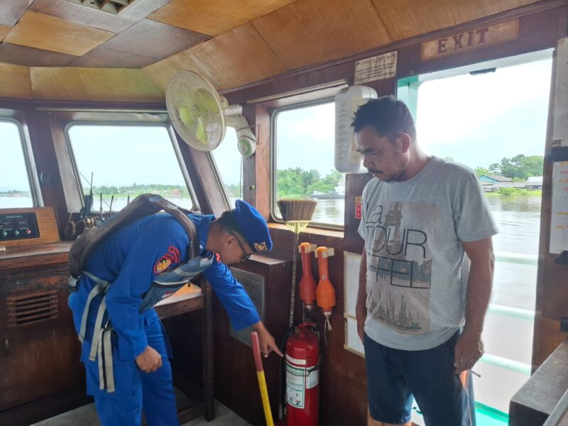 Personil Kapal Polisi XVIII-2005 (KP) patroli Daerah Aliran Sungai (DAS) Mentaya Ditpolairud Polda Kalteng melaksanakan patroli rutin termasuk memeriksa apat keselamatan kapal di DAS Mentaya, Kabupaten Kotim, Senin, 2 Juni 2025.(ist : Ditpolaitud Polda Kalteng) 
