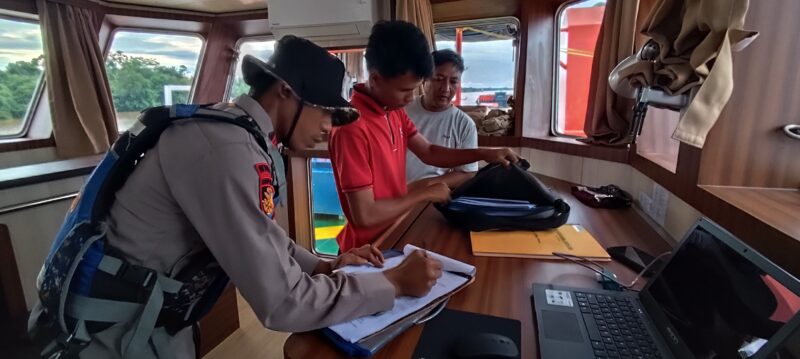 Kapal Polisi XVIII-2002 memasifkan kegiatan patroli perairan di DAS Kahayan, Kabupaten Pulang Pisau, guna mencegah pelanggaran hukum, Selasa, 3 Juni 2025.(ist : Ditpolairud Polda Kalteng) 