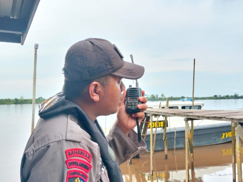 Ditpolairud Polda Kalteng jajaran Kapal Polisi XVIII-2006, menyampaikan pesan keselamatan melalui Radio Very High Frequency (VHF) Channel 16 kepada kapal-kapal melintas di Daerah Aliran Sungai (DAS) Mentaya, di Bagendang, Kotawaringin Timur, Selasa, 3 Juni 2025 pagi.(Foto : Ditpolairud Polda Kalteng)