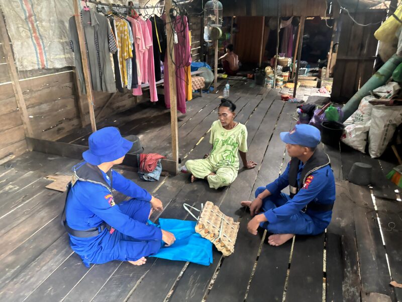 Ditpolairud Polda Kalteng melalui KP XVIII-2001, memberikan bantuan sosial kepada masyarakat yang membutuhkan di pesisir DAS Barito, Kabupaten Barito Selatan, Kamis (5/6/2025).(ist : Ditpolairud Polda Kalteng) 