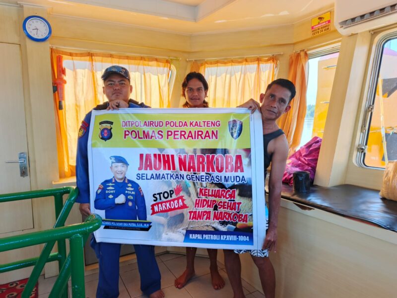 Ditpolairud Polda Kalteng melalui KP XVIII-1004 mengimbau mayarakat pesisir DAS Mentaya tentang bahaya konsumsi narkoba, Kamis  5 Juni 2025.(ist : Ditoolairud Polda Kalteng) 