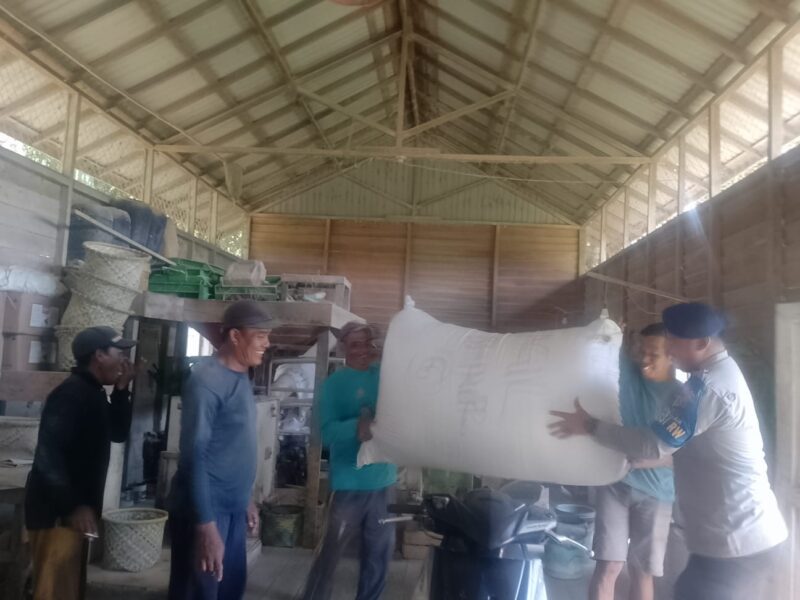 Personel Ditpolairud Polda Kalteng Mako Perwakilan DAS Kahayan Bahaur, menyambangi warga  Desa Tanjung Perawan Kecamatan Kahayan Kuala Kabupaten Pulang Pisau, Jumat, 6 Juni 2025.(ist : Ditpolairud Polda Kalteng) 