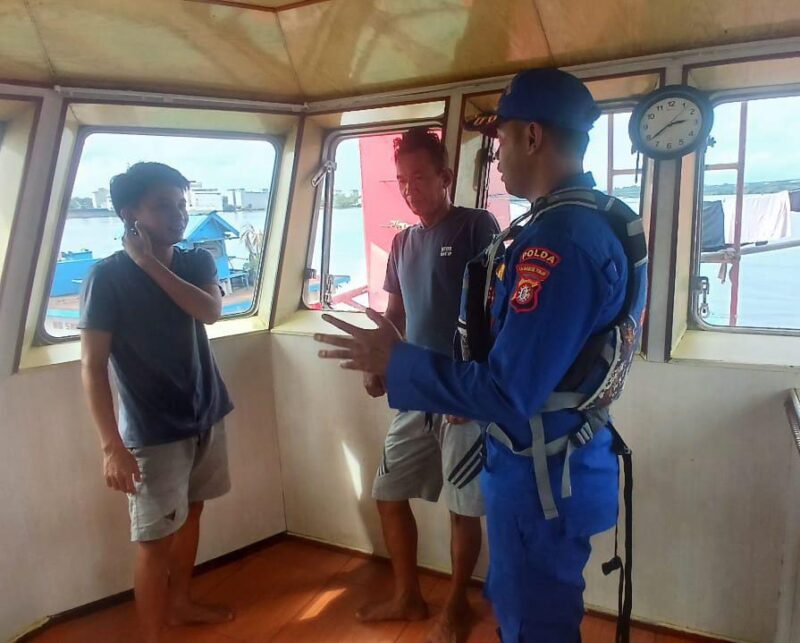 Ditpolairud Polda Kalteng melalui KP XVIII-2004, menggelar patroli dan mengimbau kamtibmas kepada pelayar yang melintas di DAS Kumai, Kabupaten Kotawaringin Barat, Sabtu, 7 Juni 2025.(ist : Ditpolairud Polda Kalteng) 
