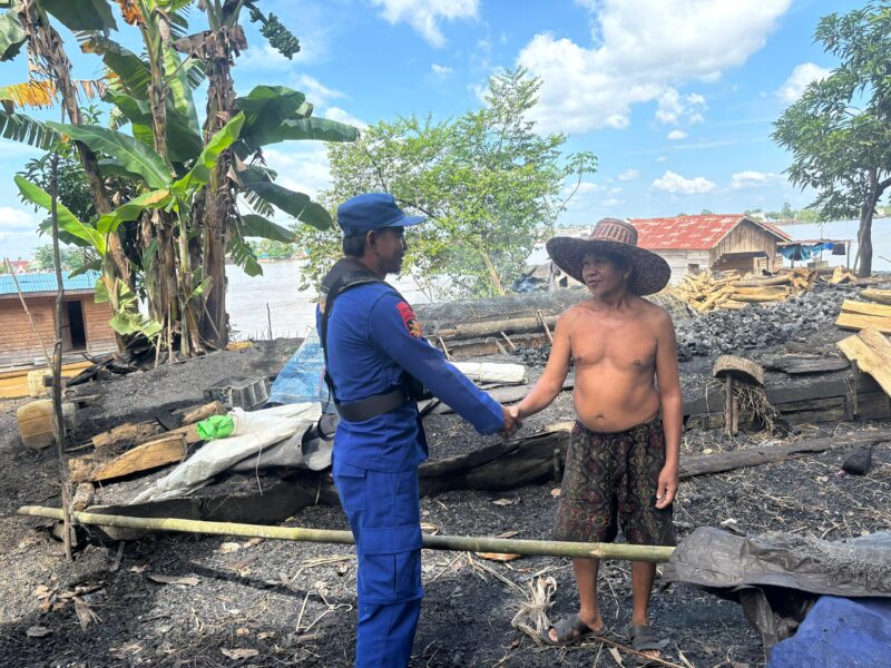 Kegiatan patroli rutin dan sambang dilaksanakan oleh Polisi RW Bripda Cipta Harapanu di Pesisir DAS Barito, Kabupaten.Barito Selatan, Selasa, 10 Juni 2025.(ist/Ditpolaitud Polda Kalteng) 
