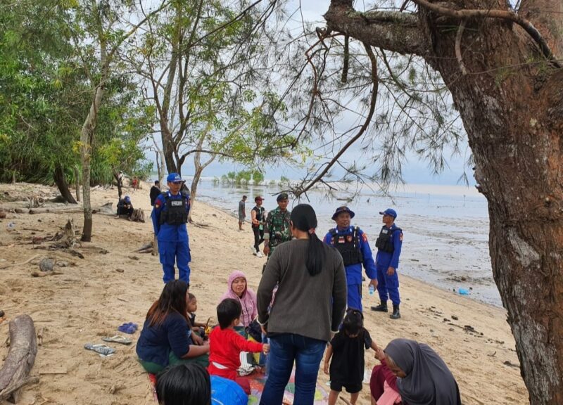 Ditpolairud Polda Kalteng melalui Mako Perwakilan Pegatan dan anggota AL Pegatan, melaksanakan pengamanan (pam) Pantai Kemoeng, guna mencegah gangguan kamtibmas, Rabu, 11 Juni 2025.(ist : Ditpolairud Polda Kalteng) 

