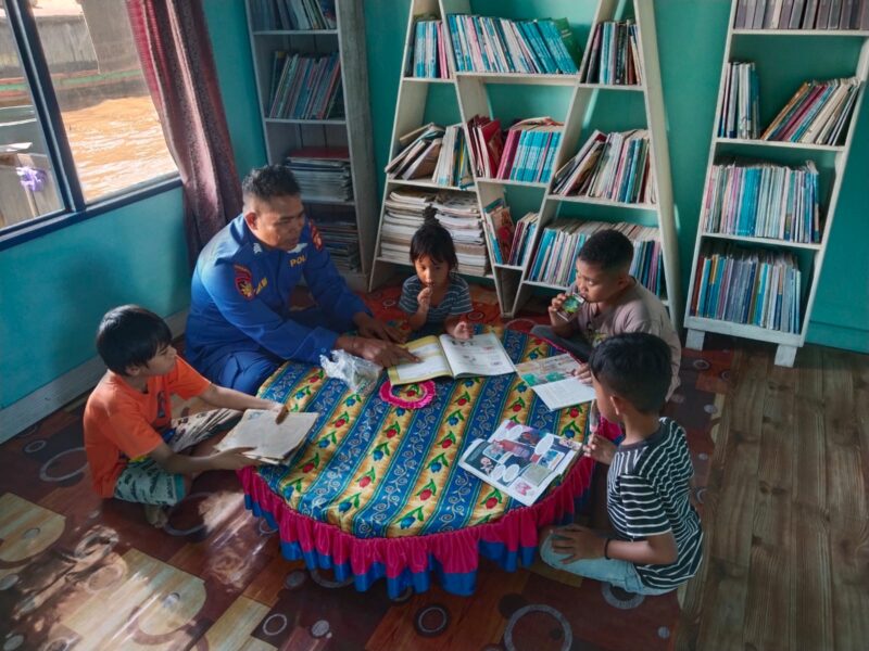 Ditpolairud Polda Kalteng memberikan pelayanan buku bacaan kepada anak-anak pesisir melalui Pondok Baca Melek Huruf di Marnit DAS Kahayan Bahaur, Desa Tanjung Perawan, Kecamatan Kahayan Kuala, Kabupaten Pulang Pisau Kalteng, Rabu, 11 Juni 2025.(ist/Ditpopairud Polda Kalteng)