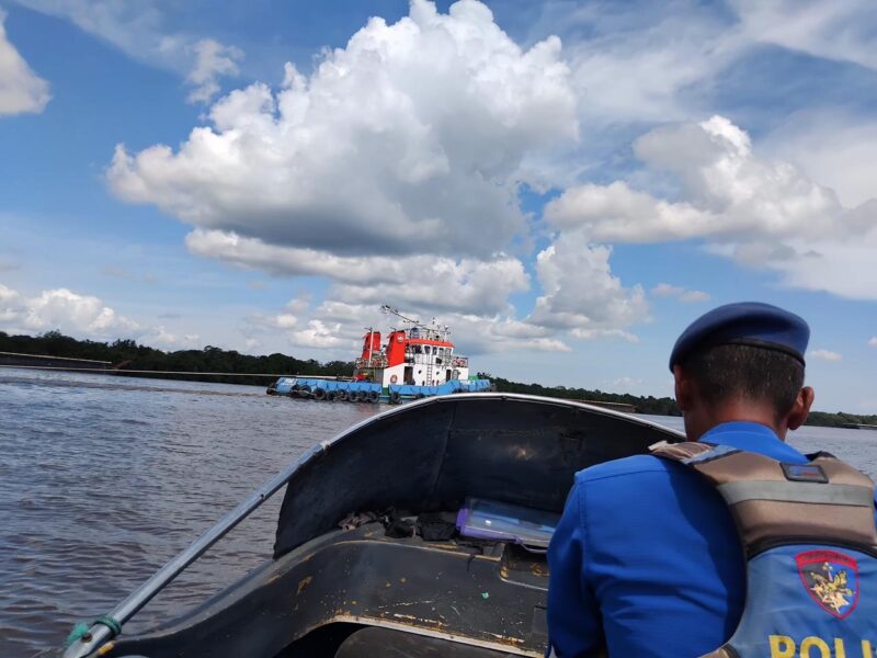 Personil Kapal Polisi XVIII-2005 patroli Daerah Aliran Sungai (DAS) Mentaya, melaksanakan patroli rutin dan memeriksa surat berlayar di Kabupaten Kotawaringin Timur, Kamis, 12 Juni 2025.(ist/Ditpolairud Polda Kalteng)