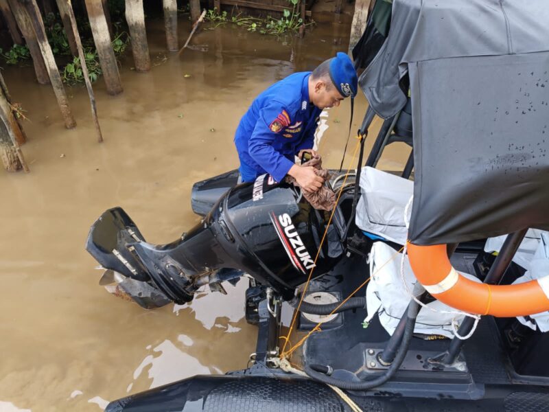 Ditpolairud Polda Kalteng melalui Mako Perwakilan Palangkau Lama, melakukan perawatan rutin kapal, Sabtu, 14 Juni 2025.(ist : Ditpolairud Polda Kalteng) 
