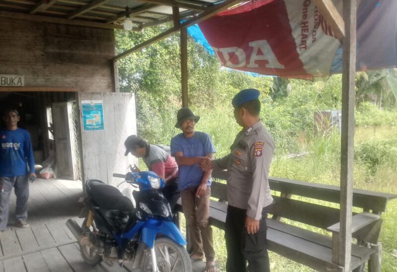 Personel Ditpolairud Polda Kalteng berpatroli, sambangi, dan bersilaturahmi dengan masyarkat pesisitlr DAS Kahayan Bahaur, Senin, 16 Juni 2025 pagi.(ist : Ditpolairud Polda Kalteng)