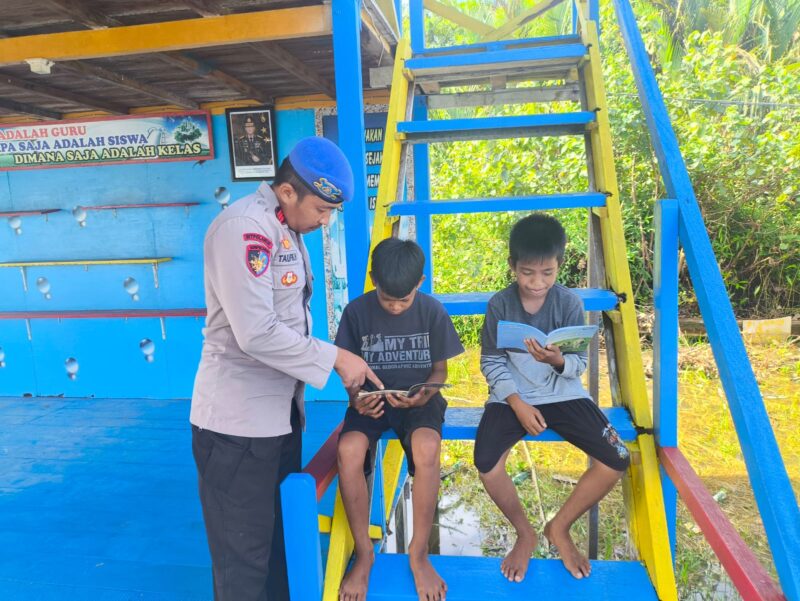 Ditpolairud Polda Kalteng melalui Mako Perwakilan DAS Arut menyemangati anak-anak pesisir membaca di Pondok Baca Melek Huruf (PBMH) Kabupaten Kotawaringin Barat (Kobar), Selasa, 17 Juni 2025 siang.(ist/Ditpolairud Polda Kalteng)