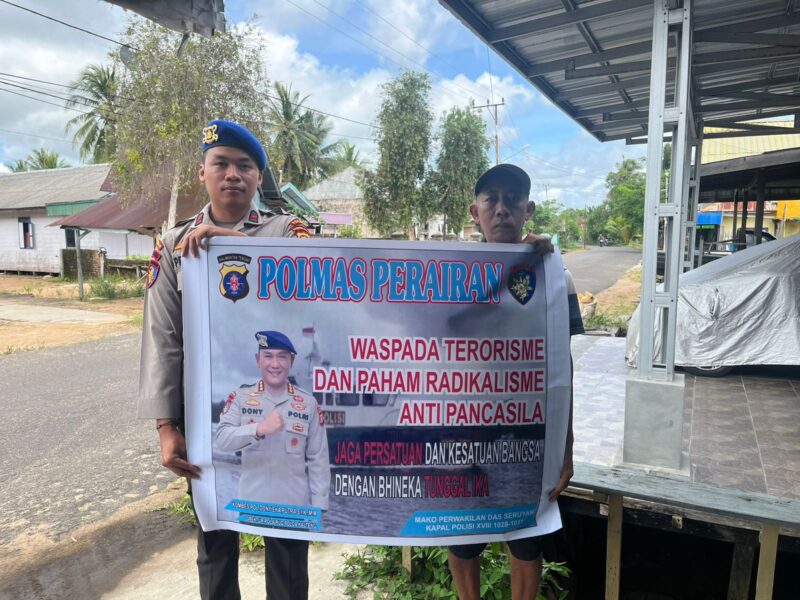 Personel Ditpolairud Polda Kalteng melaksanakan kegiatan sambang masyarakat di wilayah DAS Seruyan, Selasa, 17 Juni 2025.(ist : Ditpolairud Polda Kalteng) 