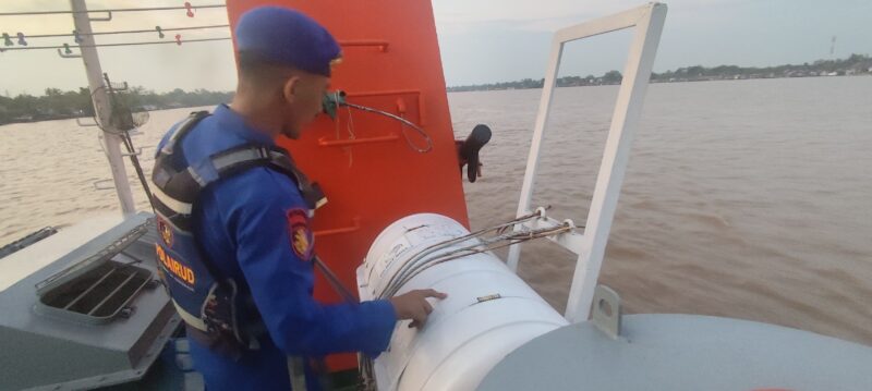 Ditpolairud Polda Kalteng melalui Kapal Patroli XVIII-2002 melaksanakan imbauan keselamatan, Rabu, 18 Juni 2025.(ist/Ditpolairud Polda Kalteng)