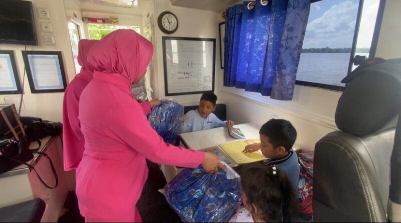 Kapal Polisi XVIII-2006 Ditpolairud disulap menjadi perpustakaan terapung, guna mendukung pendidikan anak-anak yang berada di bantaran sungai, Desa Bapanggang Raya, Kecamatan Mentawa Baru Ketapang, Kabupaten Kotawaringin Timur, Senin, 23 Juni 2025.(ist : Ditpolairud Polda Kalteng)