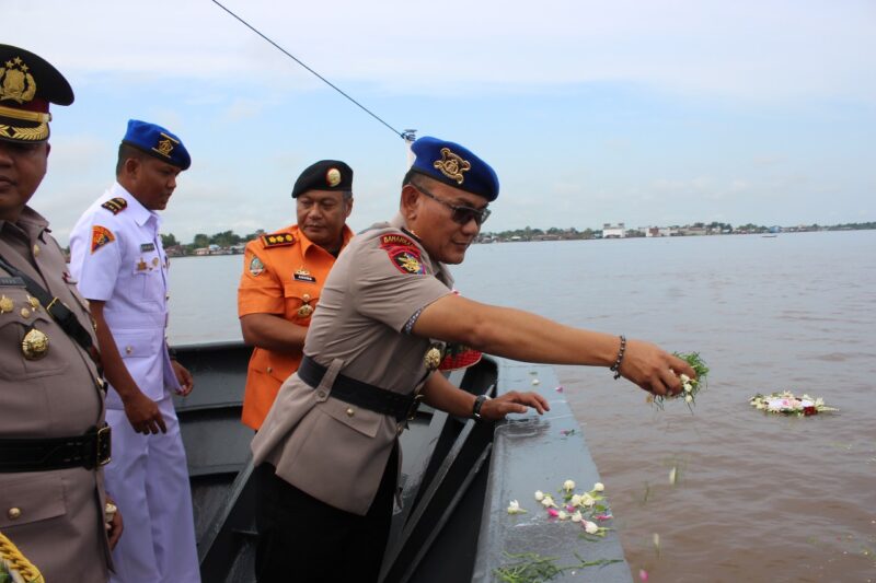 Ditpolairud Polda Kalteng mengenang para pahlawan yang gugur berjuang, menggelar upacara tabur bunga dalam rangka hari Bhayangkara ke-79 di Sungai Kapuas, Senin, 23 Juni 2025.(ist : Ditpolairud Polda Kalteng) 
