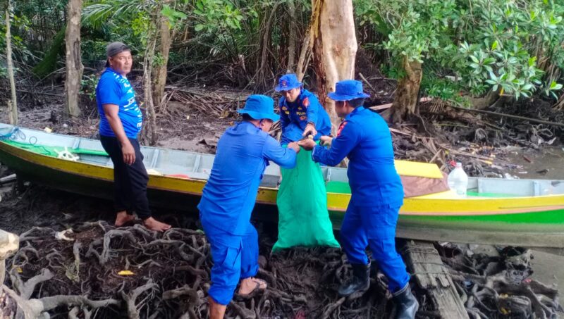 Ditpolairud Polda Kalteng melalui Mako Perwakilan DAS Kumai beserta masyarakat membersihkan sampah Sungai Kumai, Kabupaten Kotawaringin Barat (Kobar), Kamis, 26 Juni 2025 siang.(ist : Ditpolaitud Polda Kalteng) 9