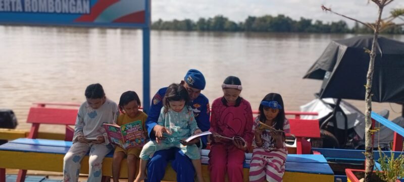 Mako Perwakilan Palangkau Lama Ditpolairud Polda Kalteng, mendapat kunjungan dari anak-anak Desa Palangkau Lama, Kabupaten Kapuas, Provinsi Kalteng, Minggu, 29 Juni 2025.(ist : Ditpolairud Polda Kalteng)