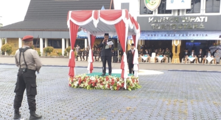 Pj Bupati Barito Utara Indra Gunawan memimpin upacara peringatan hari lahir Pancasila di Muara Teweh, Senin, 2 Juni 2025.(ist : Diskominfosandi Barito Utara)