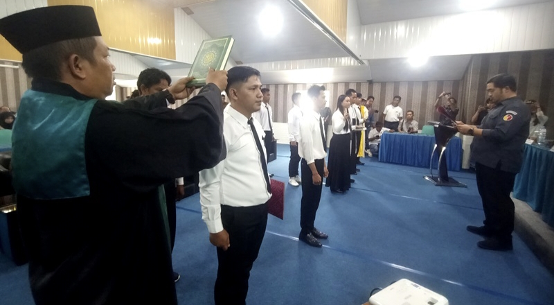 Ketua Bawaslu Barito Utara, Adam Parawansa Syahbubakar, melantik delapan anggota baru Panwascam di aula Senyiur, Muara Teweh, Senin, 16 Juni 2025.(tegaklurus.net/dor abram)