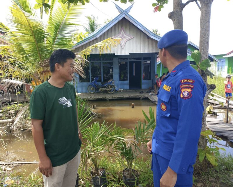 Personel Ditpolairud Polda Kalteng di Daerah Aliran Sungai (DAS) Seruyan, melaksanakan imbauan kepada masyarakat agar tak membuang sampah ke sungai, Minggu, 23 Jini 2025.(ist : Ditpolairud Polda Kalteng)