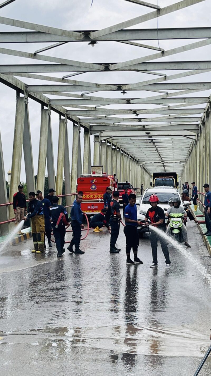 Menjelang perayaan HUT Kabupaten Barito Utara, Dinas Pemadam Kebakaran dan Penyelamatan (Disdamkarmat), menurunkan 180 personel untuk membersihkan jalan protokol di Muara Teweh, Sabtu, 28 Juni 2025.(ist : Disdamkarmat Barito Utara)