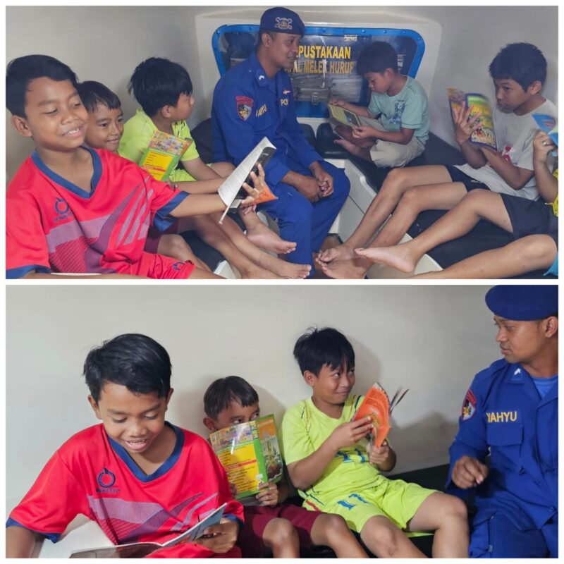 Anak-anak Pesisir Desa Palangkau Baru mendatangi Kapal Melek Huruf (KMH) Ditpolairud Polda Kalteng yang sedang sandar di Kabupaten Kapuas, Rabu, 16 Juli 2025.(ist : Ditpolairud Polda Kalteng)  