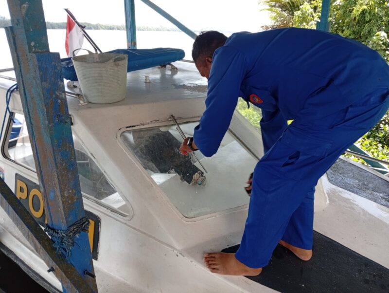KP XVIII-1010 Ditpolairud Polda Kalteng, membersihkan dan merawat sarana apung dinas di Kabupaten Kotawaringin Barat (Kobar), Rabu, 2 Juli 2025 siang.(ist : Ditpolairud Polda Kalteng)