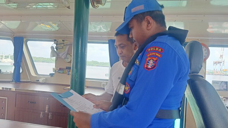 PersonelKapal Polisi XVIII-2006 Ditpolairud Polda Kalteng, memeriksa kelengkapan dokumen perizinan maupun alat-alat keselamatan kapal di Sampit, Kabupaten Kotawaringin Timur, Kamis, 3 Juli 2025 pagi.(ist/Ditpolairud Polda Kalteng) 