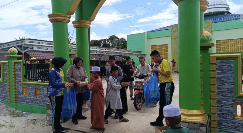 Mako Ditpolairud Polda Kalimantan Tengah, melakukan kegiatan sosial berbagi kepada masyarakat (Jumat berkah), Jumat, 4 Juli 2025.(ist : Ditpolaitud Polda Kalteng) 
