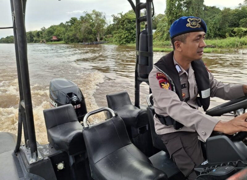 Pemeliharaan dan perawatan kapal rutin dilaksanakan oleh Personel Mako Perwakilan Palangkau Lama Ditpolairud Polda Kalteng, Jumat, 4 Juli 2025.(ist/Ditpolairud Polda Kalteng) 