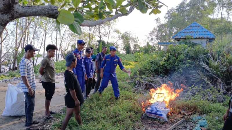 Personel Ditpolairud Polda Kalteng Mako Perwakilan DAD Jelai, menggelar bakti sosial atau baksos membersihkan sampah di sekitar Pantai