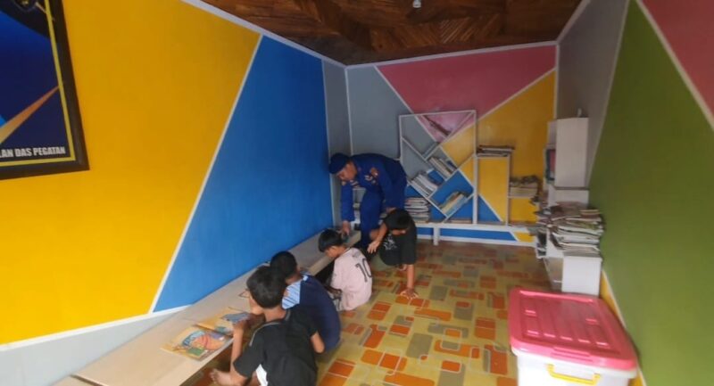Anak-anak pesisir membaca di Pondok Baca Mako Perwakilan Pegatan Das Katingan, di Pegatan Hulu, Kabupaten Katingan, Minggu, 6 Juli 2025 pagi.(ist/Ditpolairud Polda Kalteng)