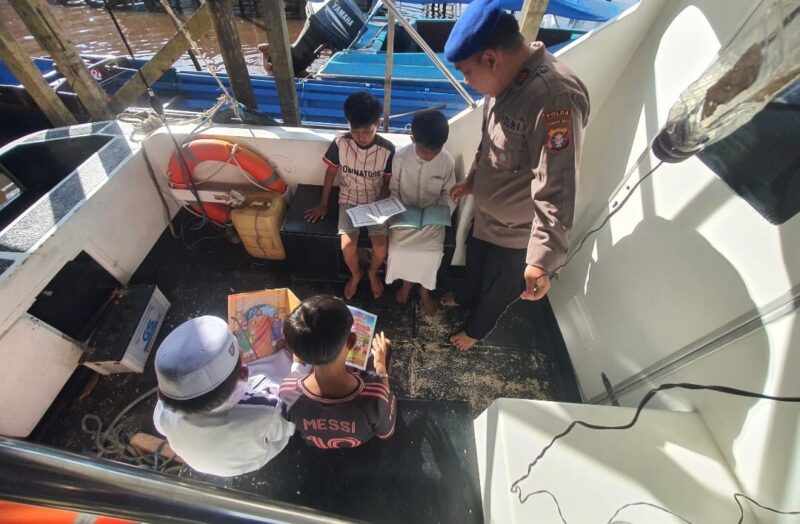 Ditpolairud Polda Kalteng menyediakan perpustakaan terapung berisi berbagai jenis buku bacaan bagi anak-anak DAS Katingan, Jumat,  11 Juli 2025.(ist/Ditpolairud Polda Kalteng) 