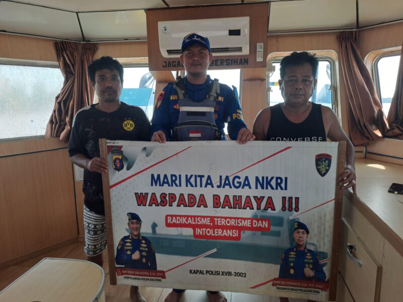Kapal Polisi XVIII-2002 Ditpolairud Polda Kalteng, memasifkan kegiatan patroli rutin dan pengecekan administrasi kapap di perairan di DAS Kahayan, Kabupaten Pulang Pisau, Minggu, 13 Juli 2025.(ist : Ditpolairud Polda Kalteng) 