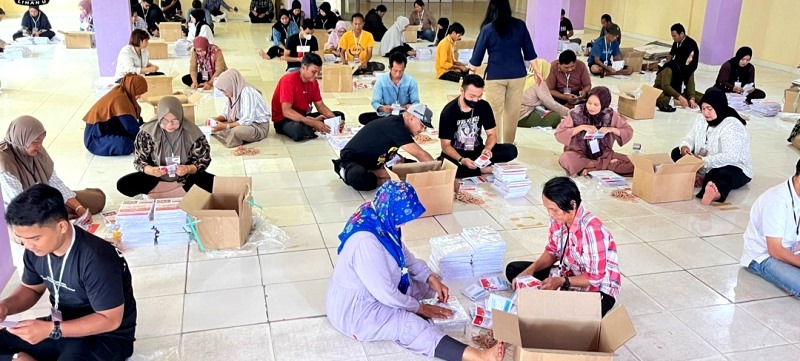 Para petugas menyortir dan melipat kertas suara PSU Pilkada Barito Utara di ruang khusus selama dua hari, Selasa dan Rabu (15-16 Juli 2025).(ist/KPU Barito Utara)