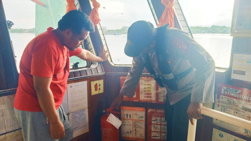 Personel Kapal Polisi XVIII-2006 menjamin keamanan pelayaran di sekitaran Pelabuhan Pelindo III Cabang Sampit. Kabupaten Kotawaringin Timur, Jumat, 18 Juli 2025.(ist : Ditpolairud Polda Kalteng)