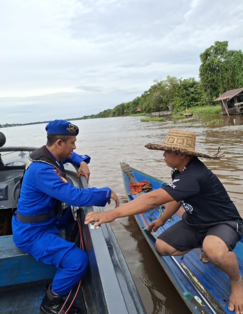 Ditpolairud Polda Kalteng menyambangi masyarakat Desa Palangkau Lama, Kabupaten Kapuas, Sabtu, 19 Juli 2025.(ist/Ditpolairud Polda Kalteng) 