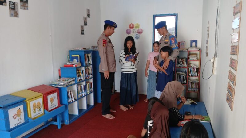 Personel Ditpolairud Polda Kalteng, mengajak anak-anak pesisir membaca buku, Minggu, 20 Juli 2025.(ist : Ditpolairud Polda Kalteng)