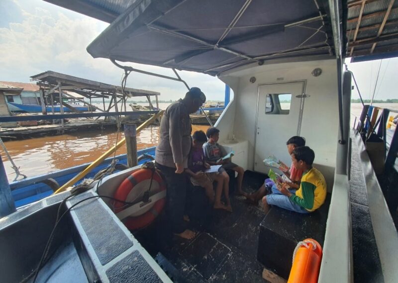 Kapal Melek Huruf (KMH) Ditpolairud Polda Kalteng, menyediakan bacaan bagi anak-anak DAS Katingan, Senin, 21 Juli 2025.(ist : Ditpolairud Polda Kalteng)