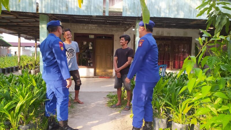 Personel Ditpolairud Polda Kalteng di DAS Mentaya, mengedukasi masyarakat tentang keselamatan saat penyeberangan, Kamis, 24 Juli 2025.(ist : Dok Ditpolairud Polda Kalteng)