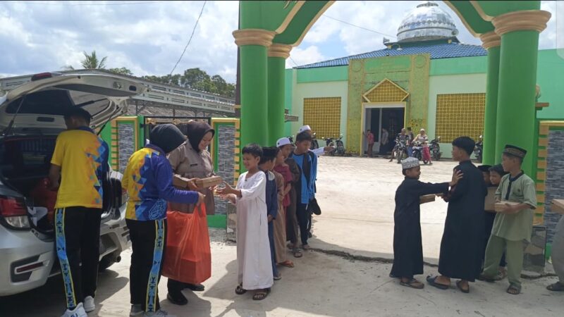 Mako Ditpolairud Polda Kalteng membagikan puluhan paket makanan kepada masyarakat di Masjid Raudhatul Jannah, Jumat, 25 Juli 2025.(ist/Ditpolairud Polda Kalteng) 