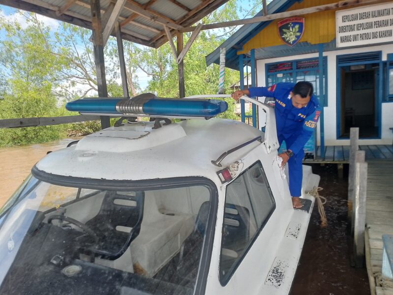 Kru merawat dan mengecek Kapal Patroli XVIII - 1017 di Mako Perwakilan DAS Kahayan Bahaur Desa Tanjung Perawan, Pulang Pisau,  Sabtu (26/7/2025).(Foto : Ditpolairud Polda Kalteng) 