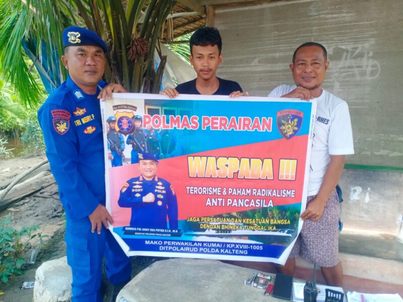 Anggota Marnit DAS Kumai Ditpolairud Polda Kalteng, meningkatkan kesadaran warga  masyarakat Desa Kapitan, Kotawaringin Barat.(ist/Ditpolairud Polda Kalteng) 
