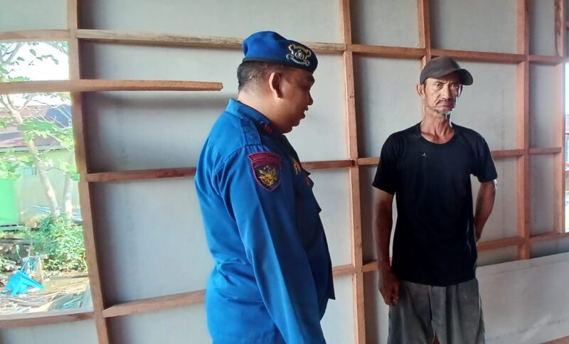 Personel Ditpolairud Polda Kalteng mengimbau warga tetap menjaga kebersihan lingkungan sekitar Desa Pegatan DAS Katingan, Kamis, 31 Juli 2025.(ist : Ditpolairud Polda Kalteng) 
