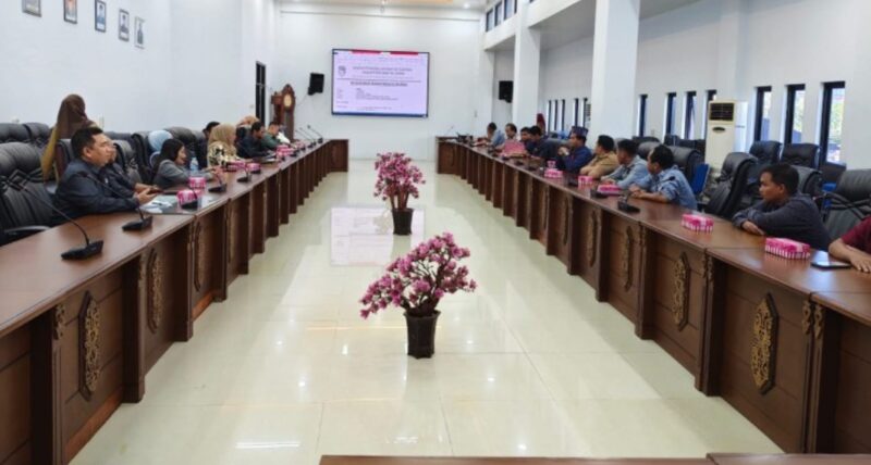 RDP DPRD Barito Utara dengan Pemdes dan warga Desa Karamuan, Kecamatan Lahei Barat di Muara Teweh, Selasa, 1 Juli 2025).(ist : tangkapan layar 1tulah.com)
