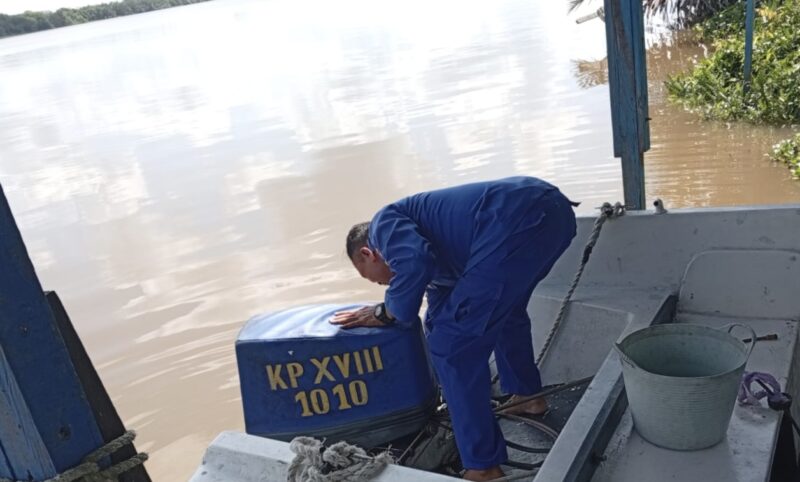 Ditpolairud Polda Kalteng melalui KP XVIII - 2004, merawat rutin sarana apung kapal, Rabu, 2 Juli  2025.(ist/Ditpolairud Polda Kalteng) 